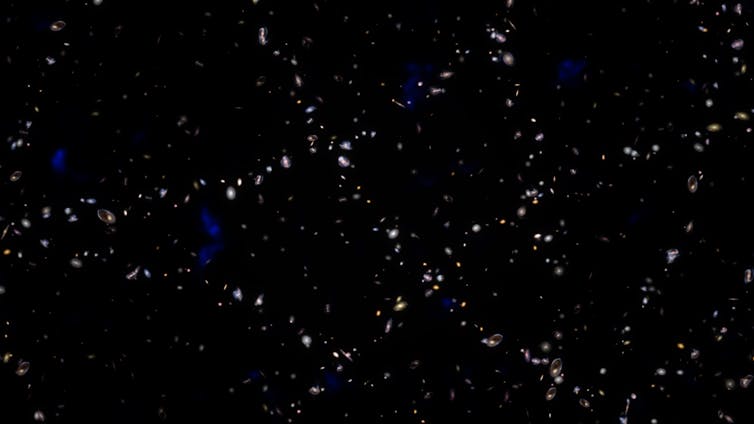 Ilustração mostrando que um pouco mais de galáxias se formaram ao longo das ondulações das ondas sonoras primordiais  do que em outros lugares. Em seguida, os anéis de galáxias se estenderam com a expansão do universo.